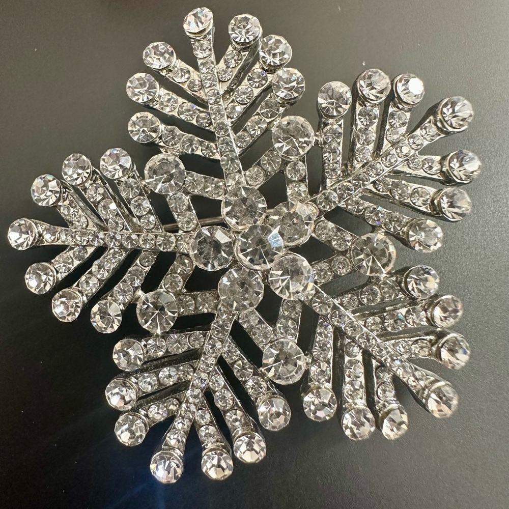 Estate Crystal Rhinestone Snowflake Brooch / pendant - Picture 7 of 7